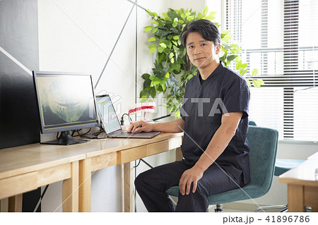 電子カルテを打ち込む歯科医師 電子カルテを打ち込む歯科医師 41896786