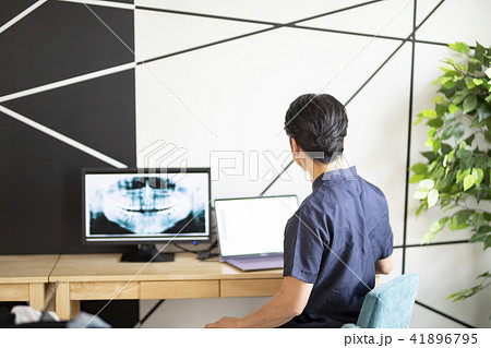 電子カルテを打ち込む歯科医師 41896795