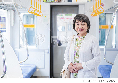 シニア　電車　旅行　アクティブシニア　撮影協力　京王電鉄株式会社 41897085