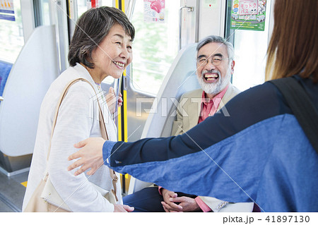 シニア　女性　電車　旅行　アクティブシニア　撮影協力　京王電鉄株式会社 41897130