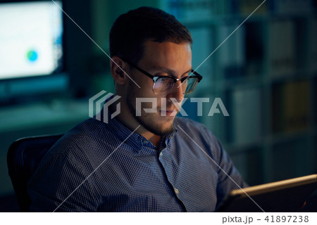 Entrepreneur working late Entrepreneur working late 41897238