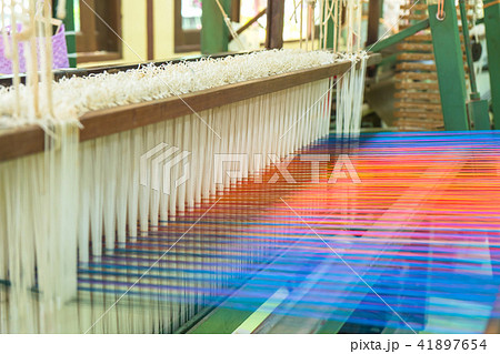 Weaving loom and shuttle on the warp Weaving loom and shuttle on the warp 41897654