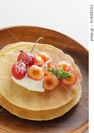 山形県産佐藤錦チェリーと手作りパンケーキの写真素材 4103