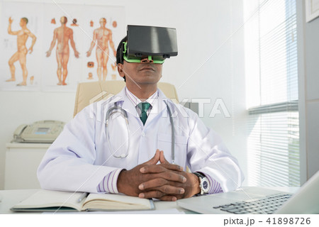 Doctor in VR headset 41898726