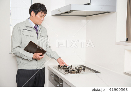 キッチンをチェックする男性 41900568