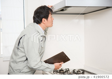 換気扇をチェックする男性 41900572