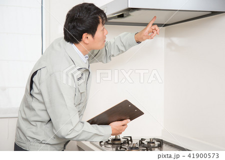 換気扇をチェックする男性 41900573