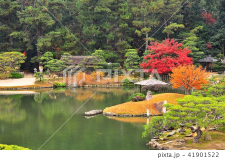 岡山後楽園の沢の池と紅葉の写真素材