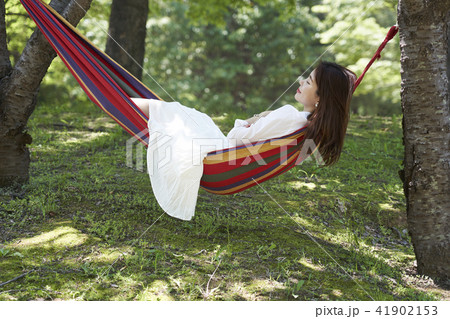 若い女性 夏 季節 41902153