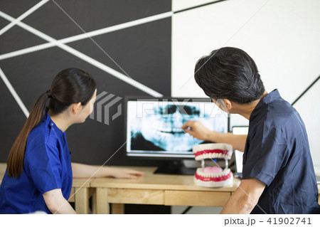 打ち合わせをする歯科医師たち 41902741