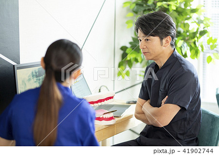 打ち合わせをする歯科医師たち 41902744