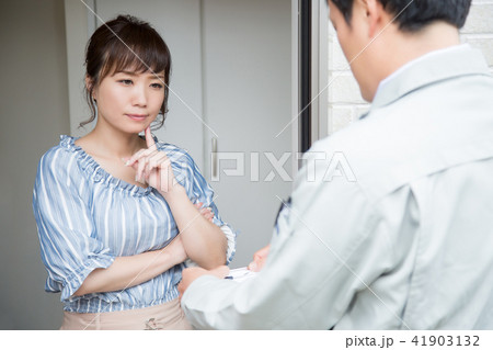 訪問する作業員と女性（考える） 41903132