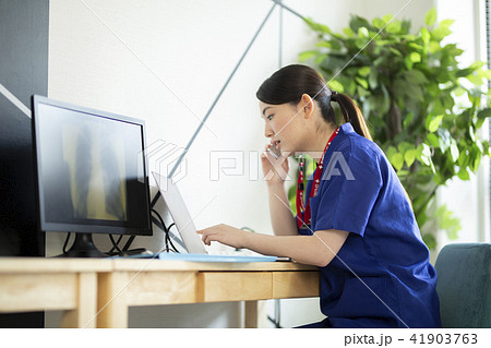 通話しながらpc入力する女性医師 通話しながらpc入力する女性医師 41903763