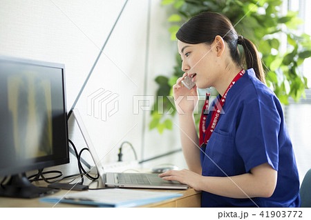 通話しながらpc入力する女性医師 通話しながらpc入力する女性医師 41903772