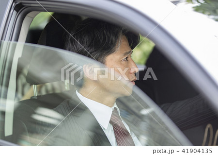 運転でイライラするビジネスマンの写真素材