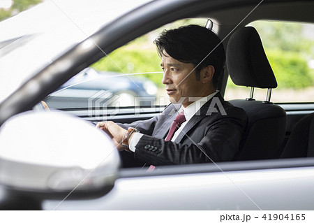 運転でイライラするビジネスマンの写真素材