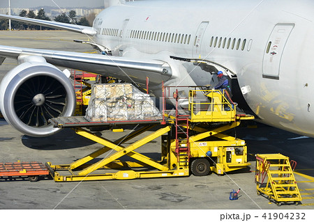 旅客機の貨物室を利用した航空貨物輸送 41904232