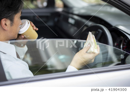 車内で食事を取るビジネスマン 車内で食事を取るビジネスマン 41904300