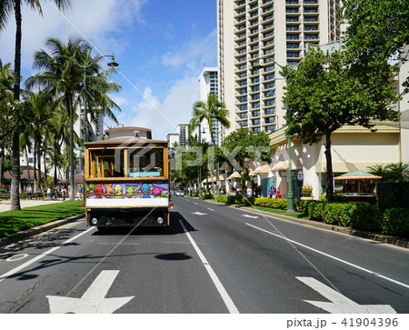 ハワイのカラカウア通りとトロリーバス 41904396