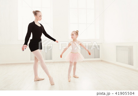 Little girl looking at professional ballet dancer Little girl looking at professional ballet dancer 41905504