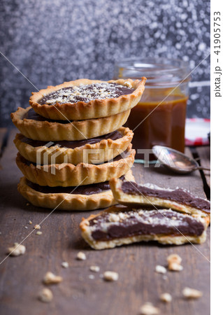 tartlets with salted caramel and chocolate 41905753
