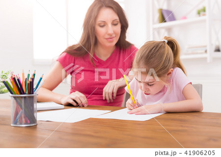 Mother drawing with her daughter Mother drawing with her daughter 41906205