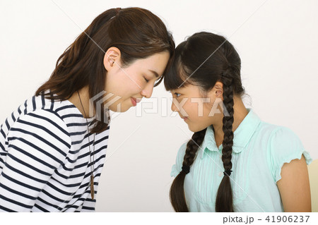 額を寄せ合う親子 41906237