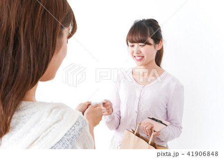 クレジットカードで支払う女性 41906848