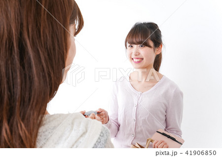 クレジットカードで支払う女性 クレジットカードで支払う女性 41906850