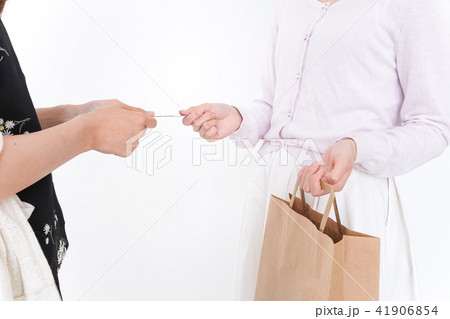 クレジットカードで支払う女性 41906854