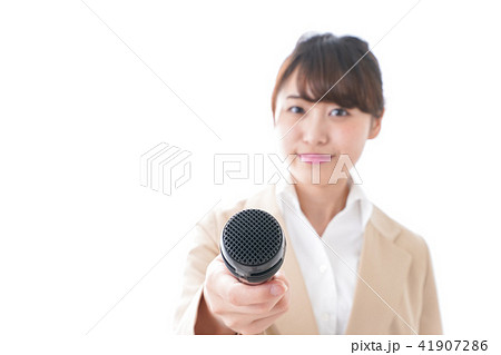 インタビューをする女性 41907286