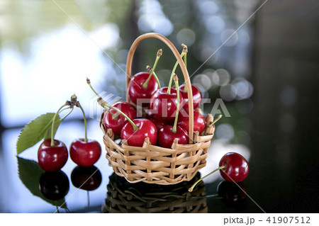 Fresh sweet cherries with leaves Fresh sweet cherries with leaves 41907512