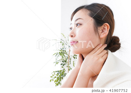 部屋でスキンケアをする若い女性 41907752