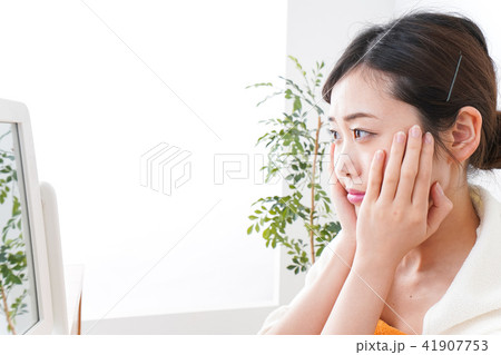 部屋でスキンケアをする若い女性 41907753