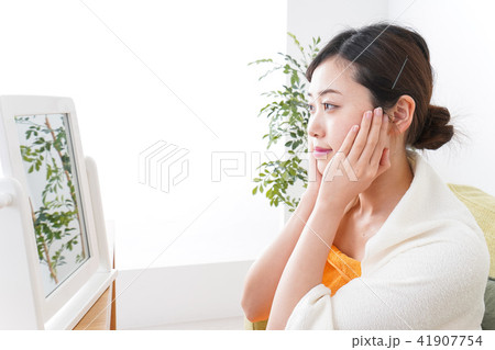 部屋でスキンケアをする若い女性 41907754
