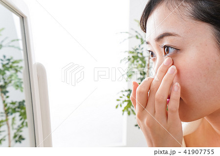 部屋でスキンケアをする若い女性 41907755