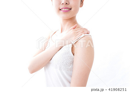 クリームを塗る女性 クリームを塗る女性 41908251