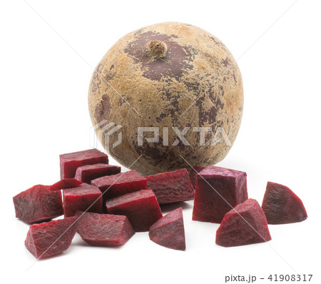 Raw beetroot isolated on white 41908317