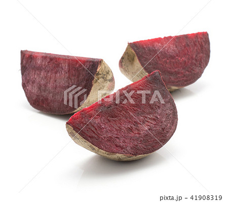 Raw beetroot isolated on white 41908319
