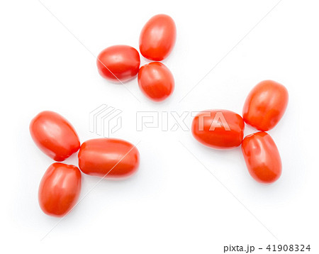 Red cherry tomatoes isolated on white 41908324