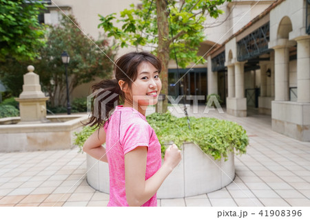 ランニングをする女性 41908396