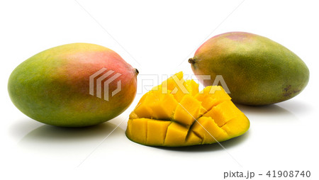 Fresh mango isolated on white 41908740