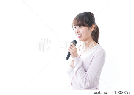マイクで話す女性 41908857