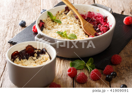 Homemade berry crumble 41909091