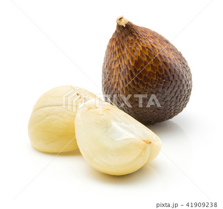 Fresh raw salak isolated on white 41909238
