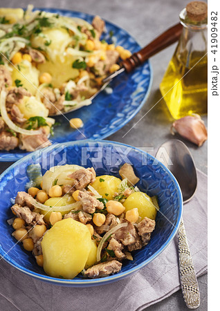 Stewed lamb with potatoes and chikpeas. 41909482