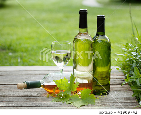 White wine 41909742