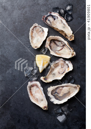 Oysters and lemon Oysters and lemon 41909801