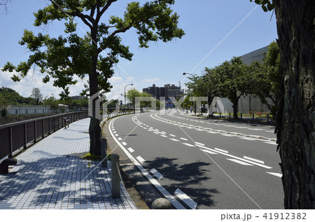 川沿いの道路 41912382