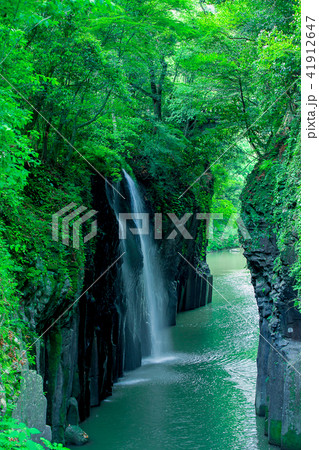 Shin well well waterfall of fresh green... - Stock Photo [41912647